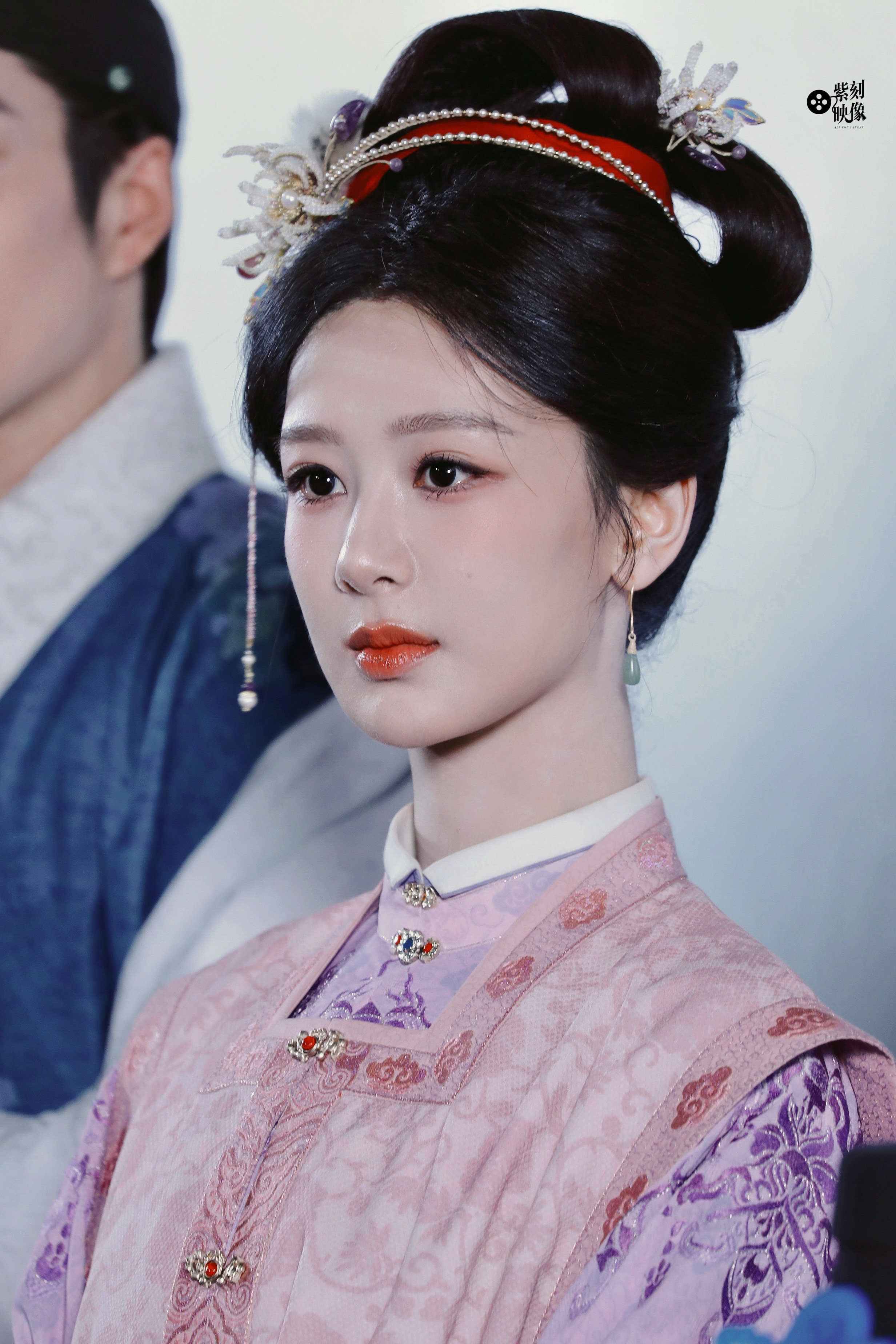 这里有一个小女孩很萌 
