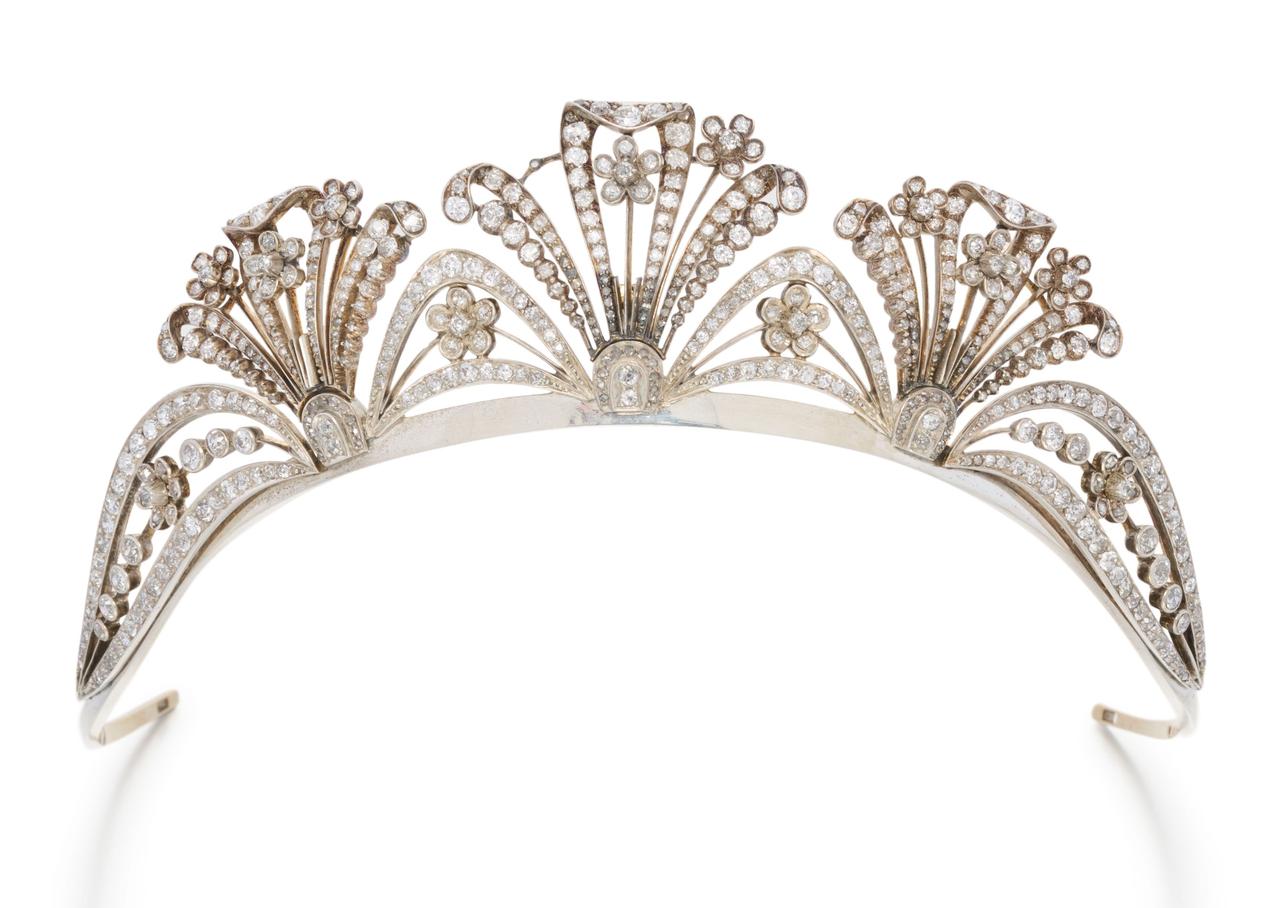 介绍一顶造型颇为特别的钻石王冠，由三枚放射状的羽毛胸针组成，羽毛饰以花卉图案和刀