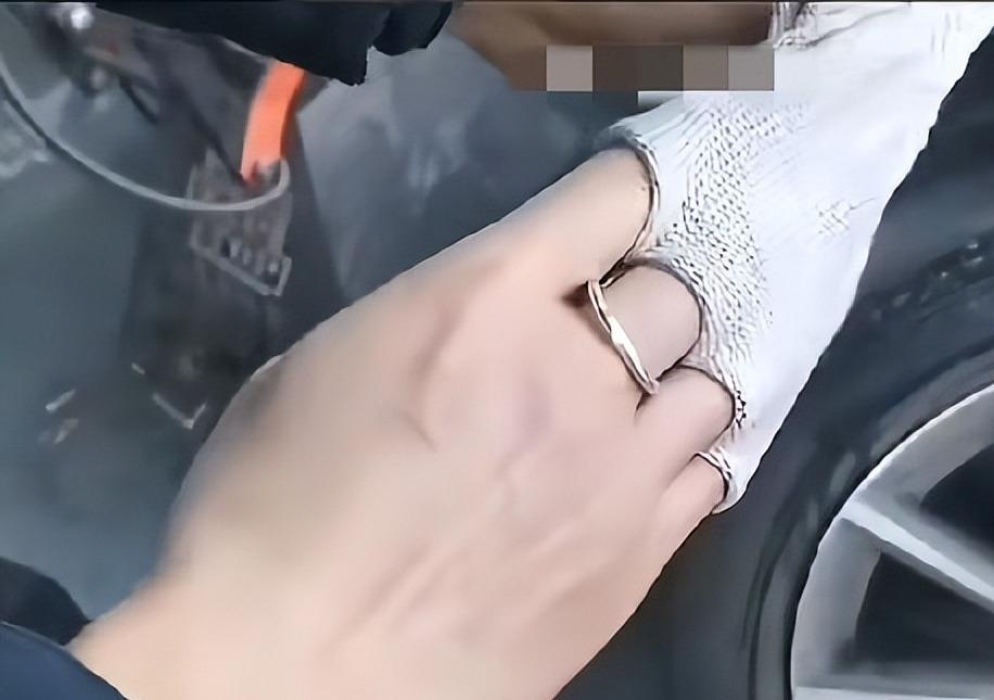 广东东莞，一名车主到汽修店补轮胎，因为全程盯着维修过程，竟意外发现让人后背发凉的