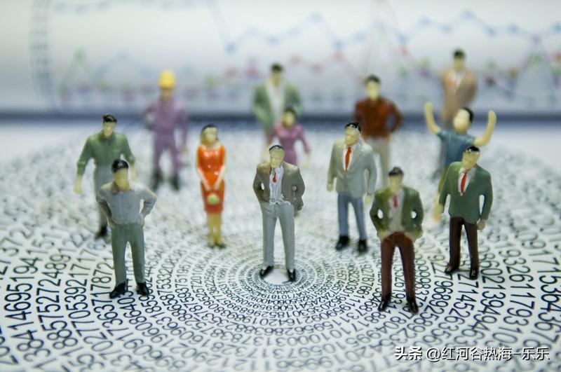 新生儿减少也改变不了现在就业内卷的问题。
国内的人口红利，已经变成了人才红利。