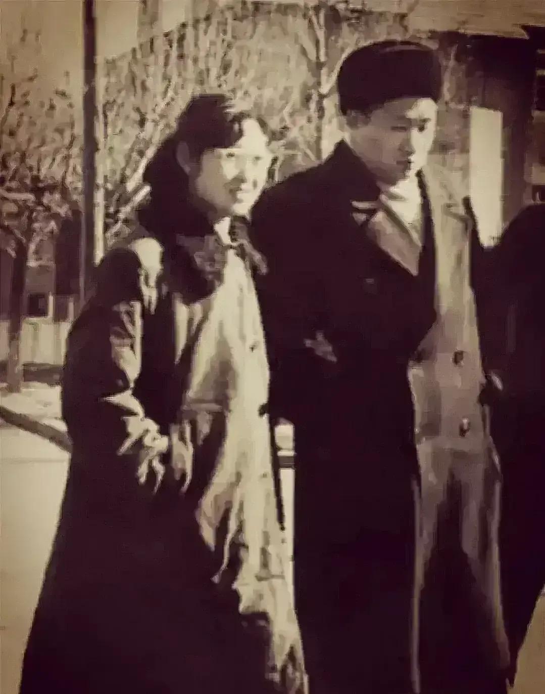 李敏和哥哥毛岸青的合影，看后满满的感动！照片中，毛岸青穿着黑色大衣，李敏亲切地挽