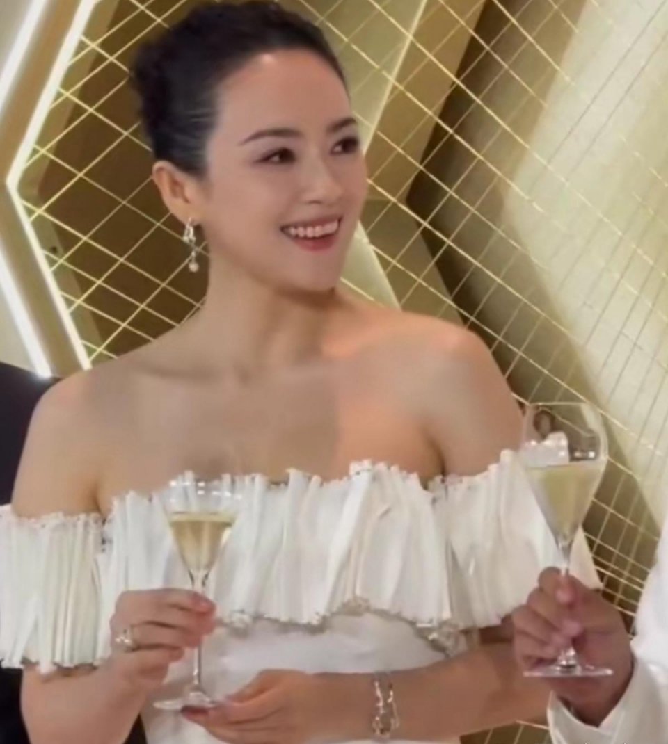 章子怡离婚后焕发出前所未有的自信，充满了快乐的她让人眼前一亮，散发着迷人的魅力 