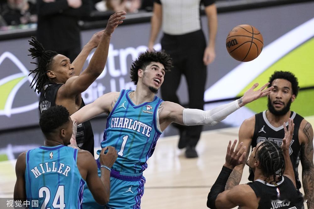 文班亚马26分鲍尔复出28分 马刺36分大胜黄蜂
北京时间1月13日，NBA常规
