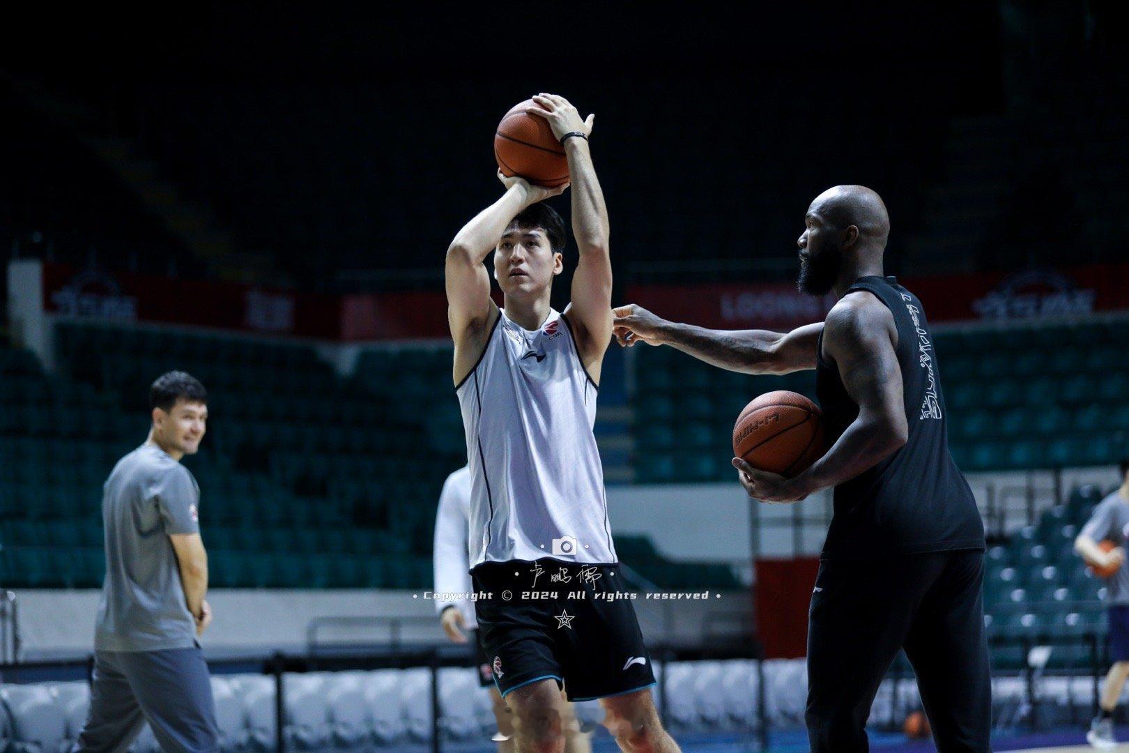 你别太搞笑了[笑cry][笑cry][笑cry]#季后赛谁是大赢家##新疆男篮#