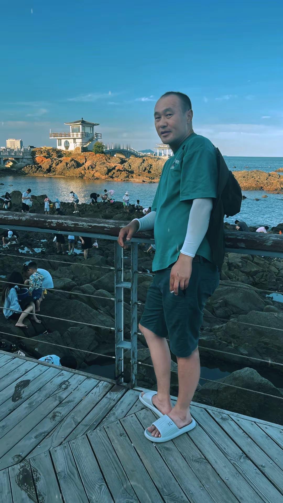 牵手斑马线 无奈