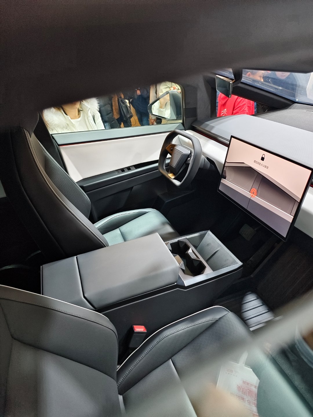 没想到这次AWE2026特斯拉也参展了，还把特斯拉的赛博越野旅行车带来了，说实话