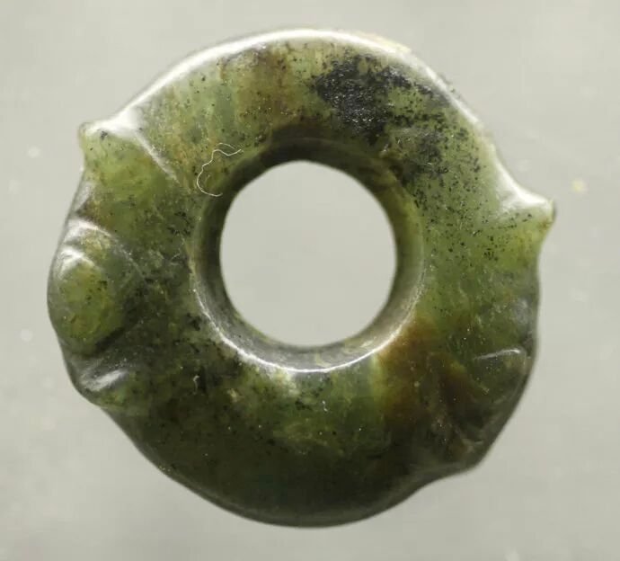 古玉杂谈 古玉分上中下，最下的肯定是普品，往上推，上品绝对是最好的，用什么去衡量