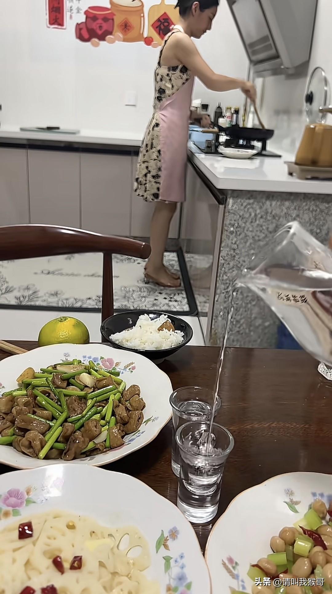 拍这个视频的博主怎么也没想到，简简单单的一个画面，让很多男性网友破防了。你在厨房