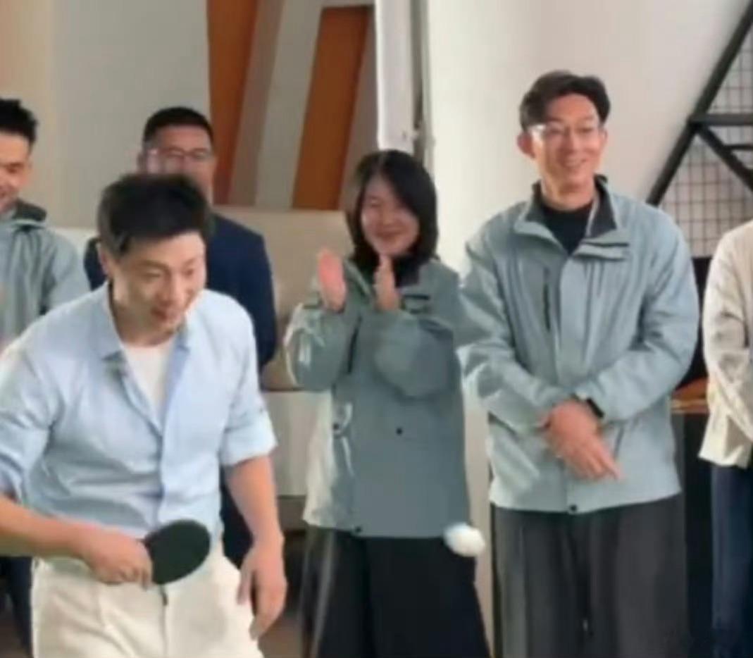 偶遇马龙和民间爱好者打乒乓球马龙和民间球友切磋，面对轮番上场的爱好者全程状态松弛