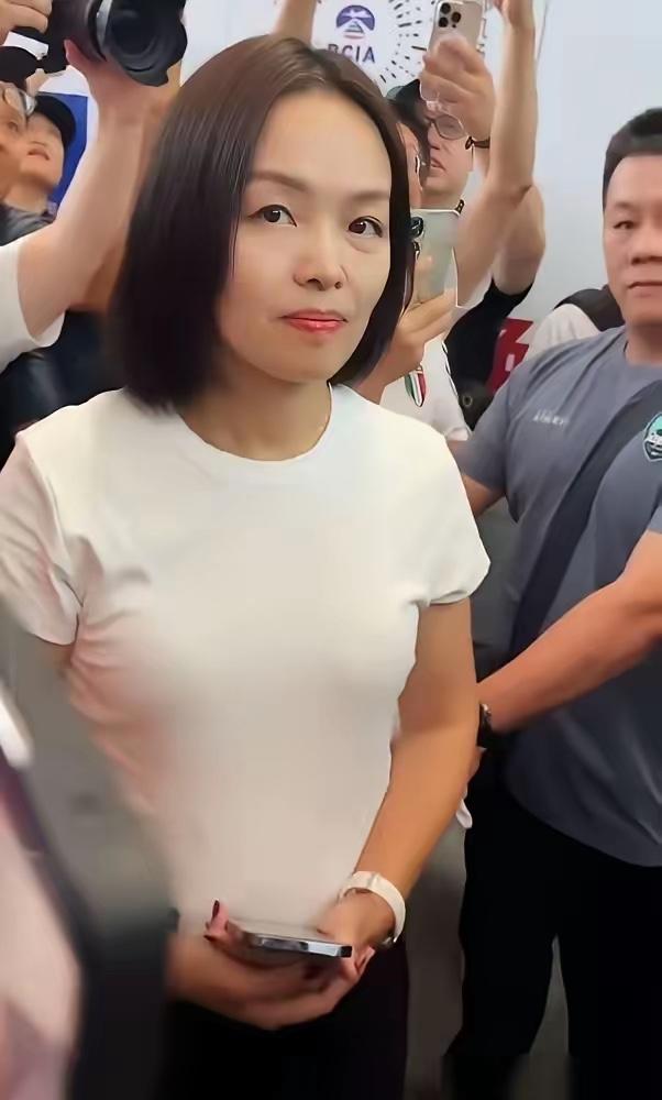 老板娘包女士刚把足球小将的冠军奖杯从罗马人肉扛回北京，另一头千万级别的糊涂账却炸
