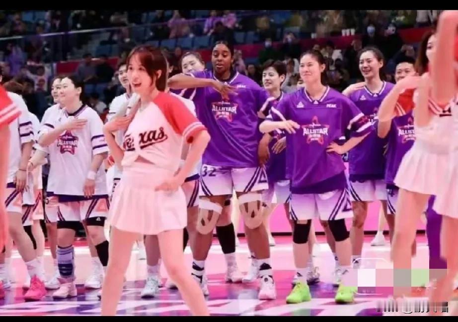 杭州WCBA全明星赛最好看的一个节目：队员与篮球宝贝共舞。