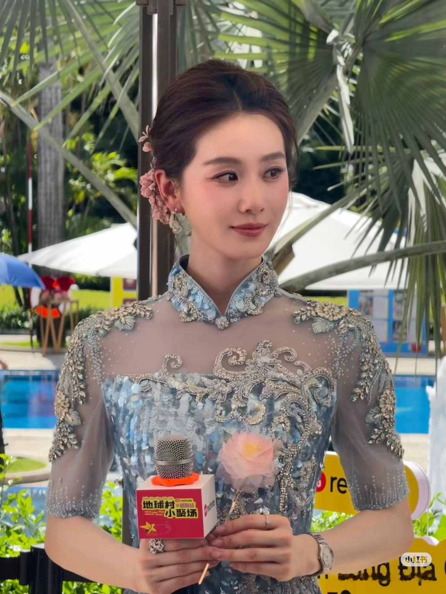 穿国风刺绣礼服出席海外活动的刘诗诗 