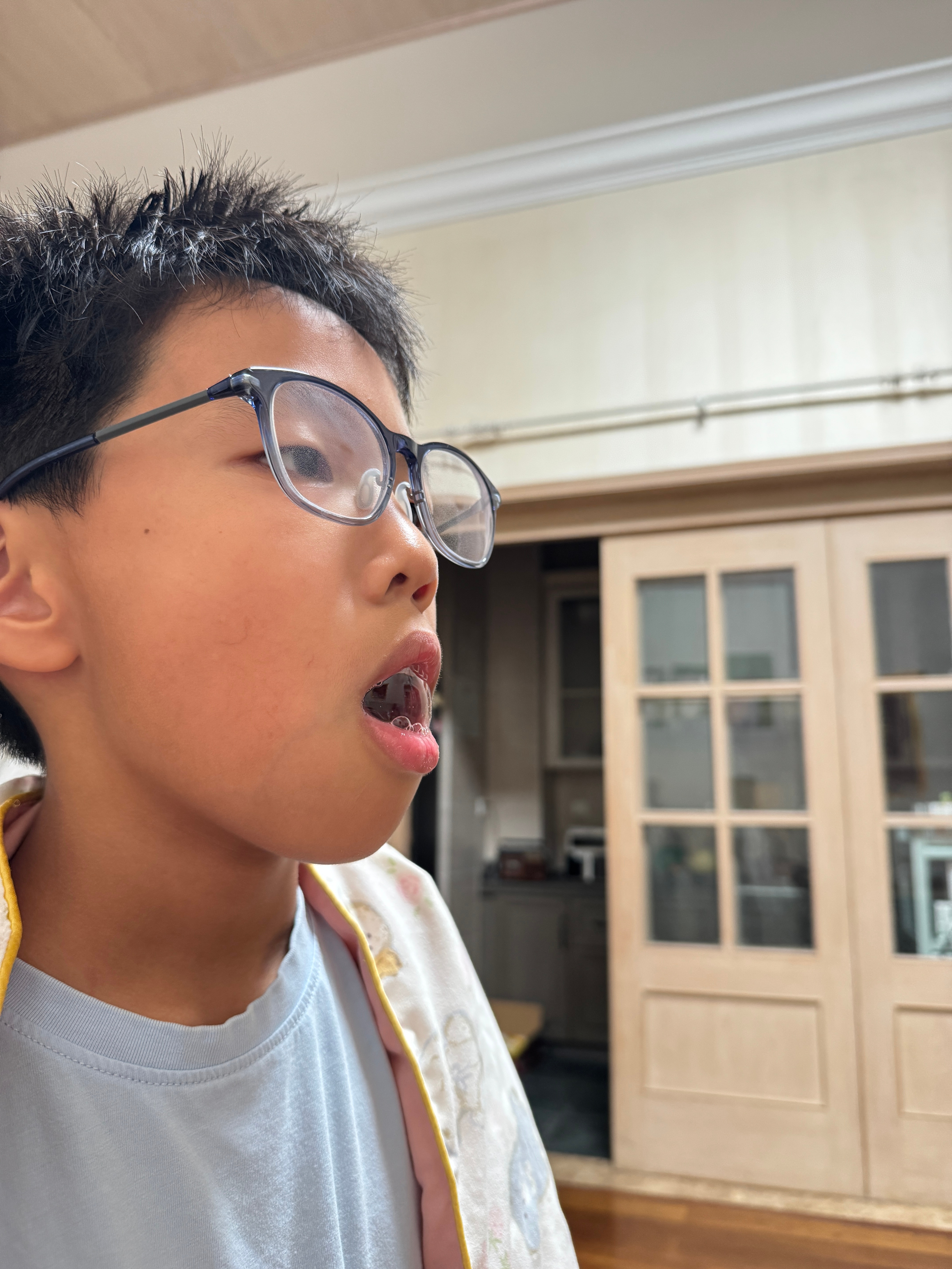 谁会吹口水泡泡🫧想起来以前有个同学，非常擅长吹口水泡泡，还能把泡泡吹出嘴巴飞到