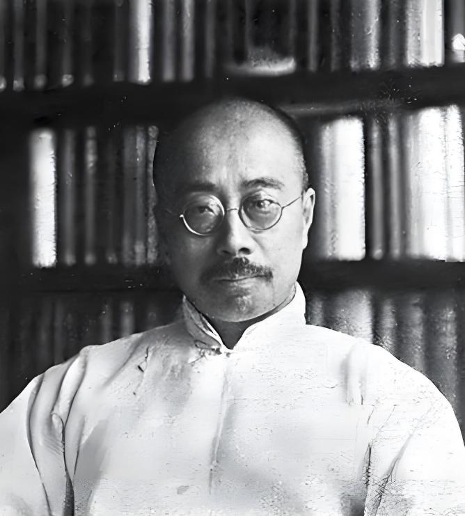1967 年，周作人午后起身下床小解，毫无征兆骤然离世。他走后，家属依规注销户籍