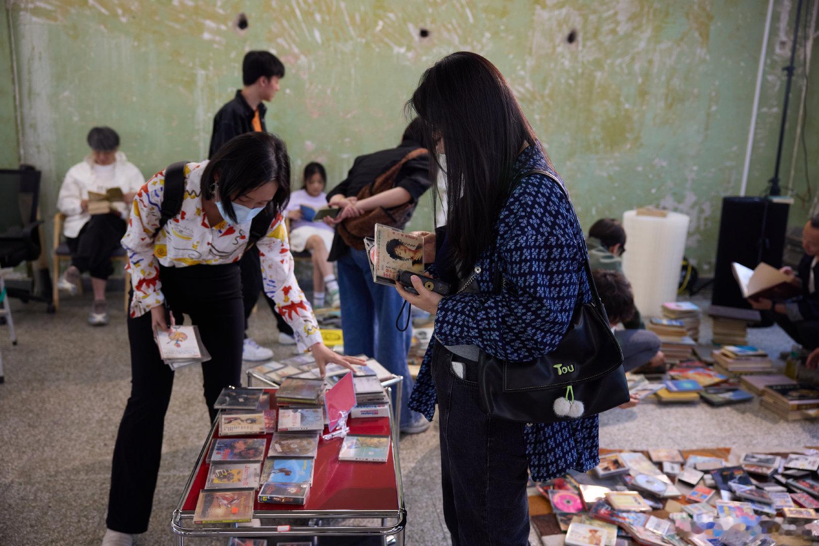 真把朱珠摇来售后了  朱珠的这条售后回复，让衣柜里沉寂已久的内搭们终于要派上用场