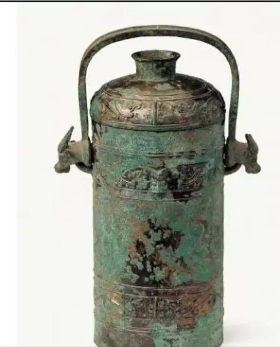 1967年9月的一天，甘肃省平凉市的两位农民在山上避雨躲进了一个山洞。两人闲来无