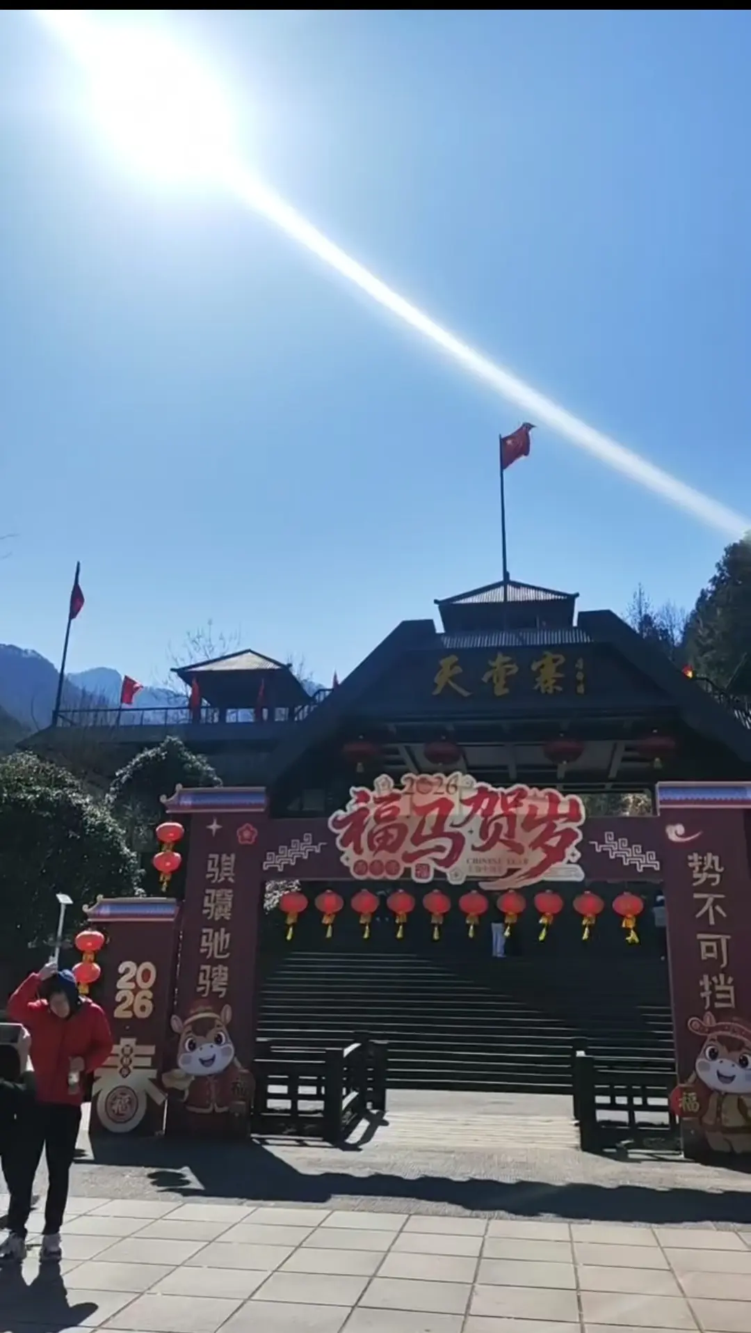 正月离家只为挣钱，腊月归家只为团圆，笑语欢声就三五天，为求生计告别家园