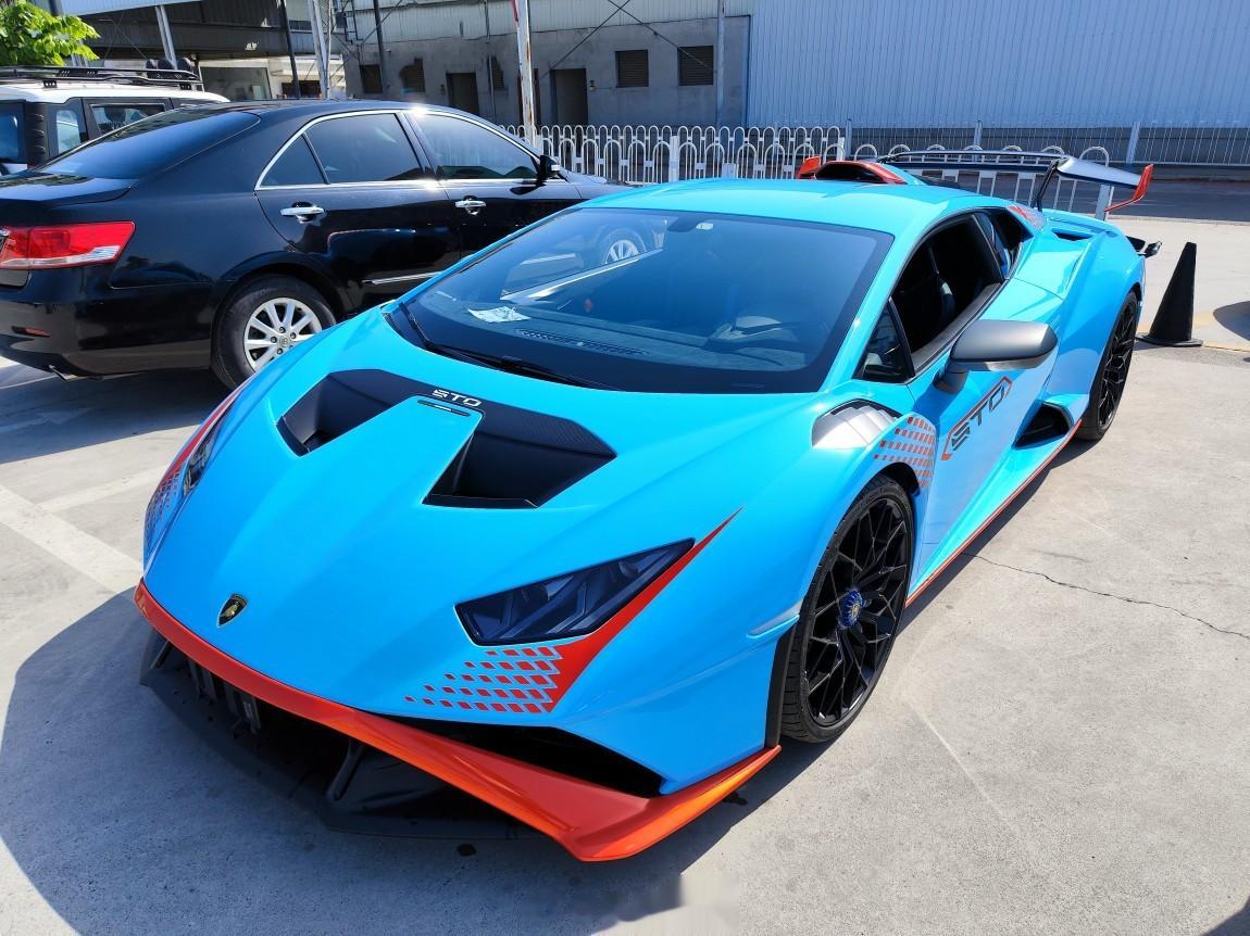 早~兰博基尼 Huracan STO蓝外/黑蓝2023年4月上牌，仪表里程300