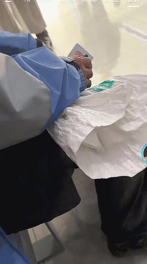 好心酸！老人独自一人坐车到医院看病，也不知道挂号，怕听不到一遍一遍的去推大夫的门