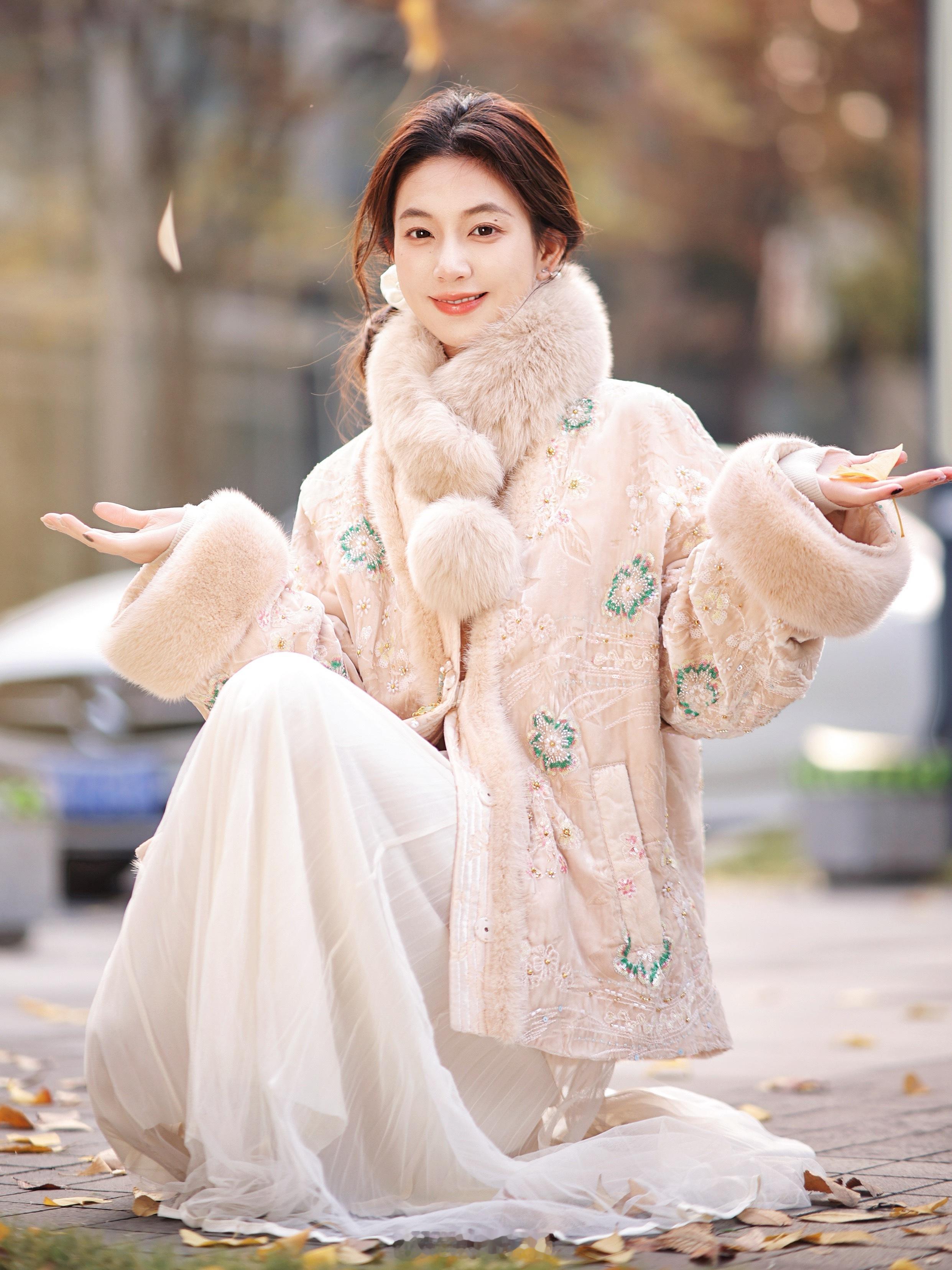 “落叶的位置 谱出一首诗🍂”和秋冬绝配的国风环保皮草来了！Blingbling