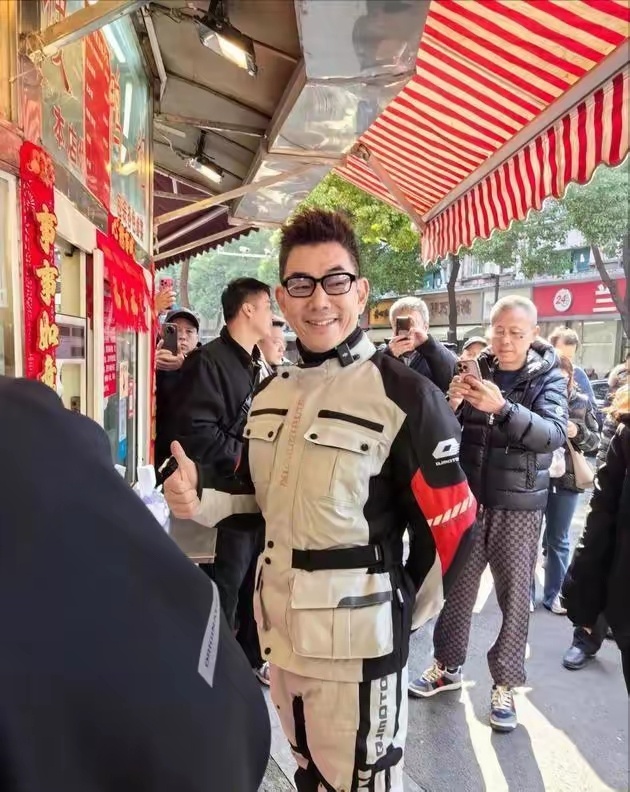 曝任贤齐买下青岛一条街房产台媒报道，任贤齐巡演路上热衷于看房投资，被调侃为 “巡