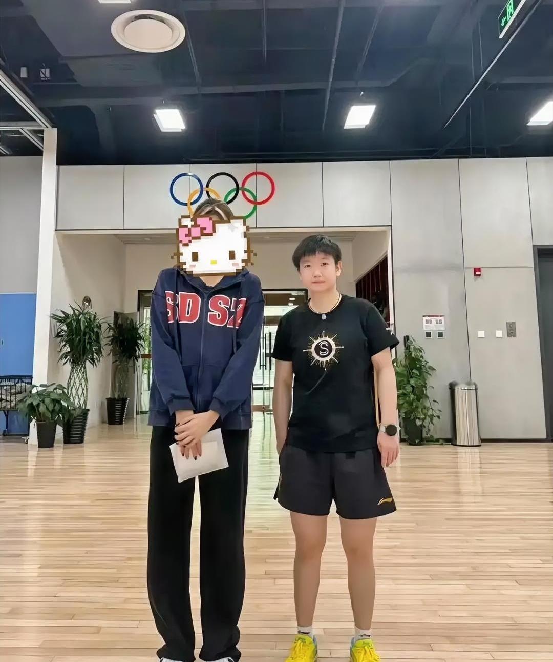 终于看到新鲜的莎莎了，
感觉她瘦了好多，
但是精神很好。

有球迷发出和莎莎最新