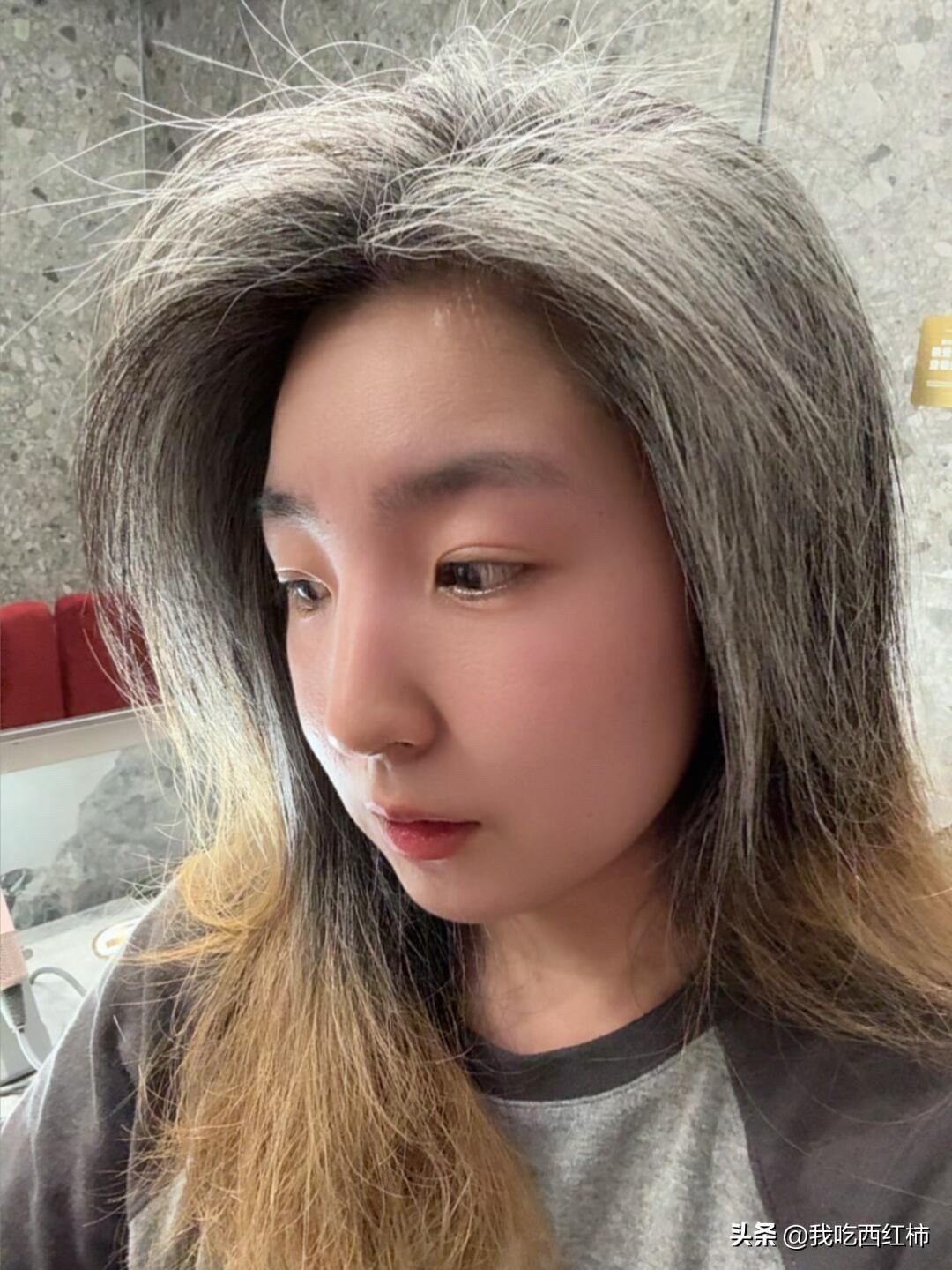 顶着一头白发，我去见客户，对方盯着我看👀
今天去见客户，
对方第一句话不是聊工