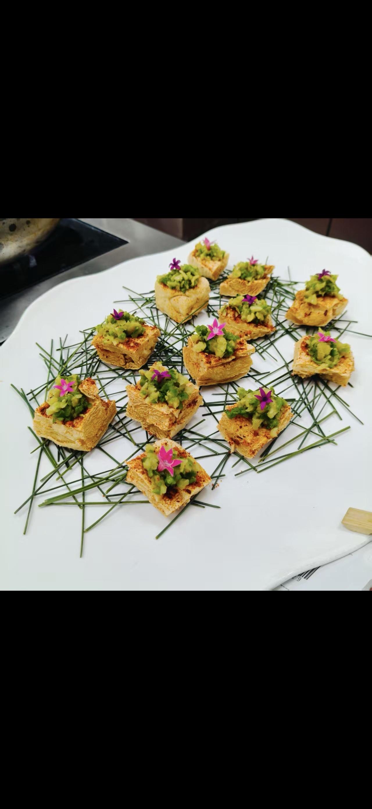 你用豆腐做菜通常做什么菜呢?
烧椒普宁豆腐
材料：普宁豆干一开4，下油锅油温达到