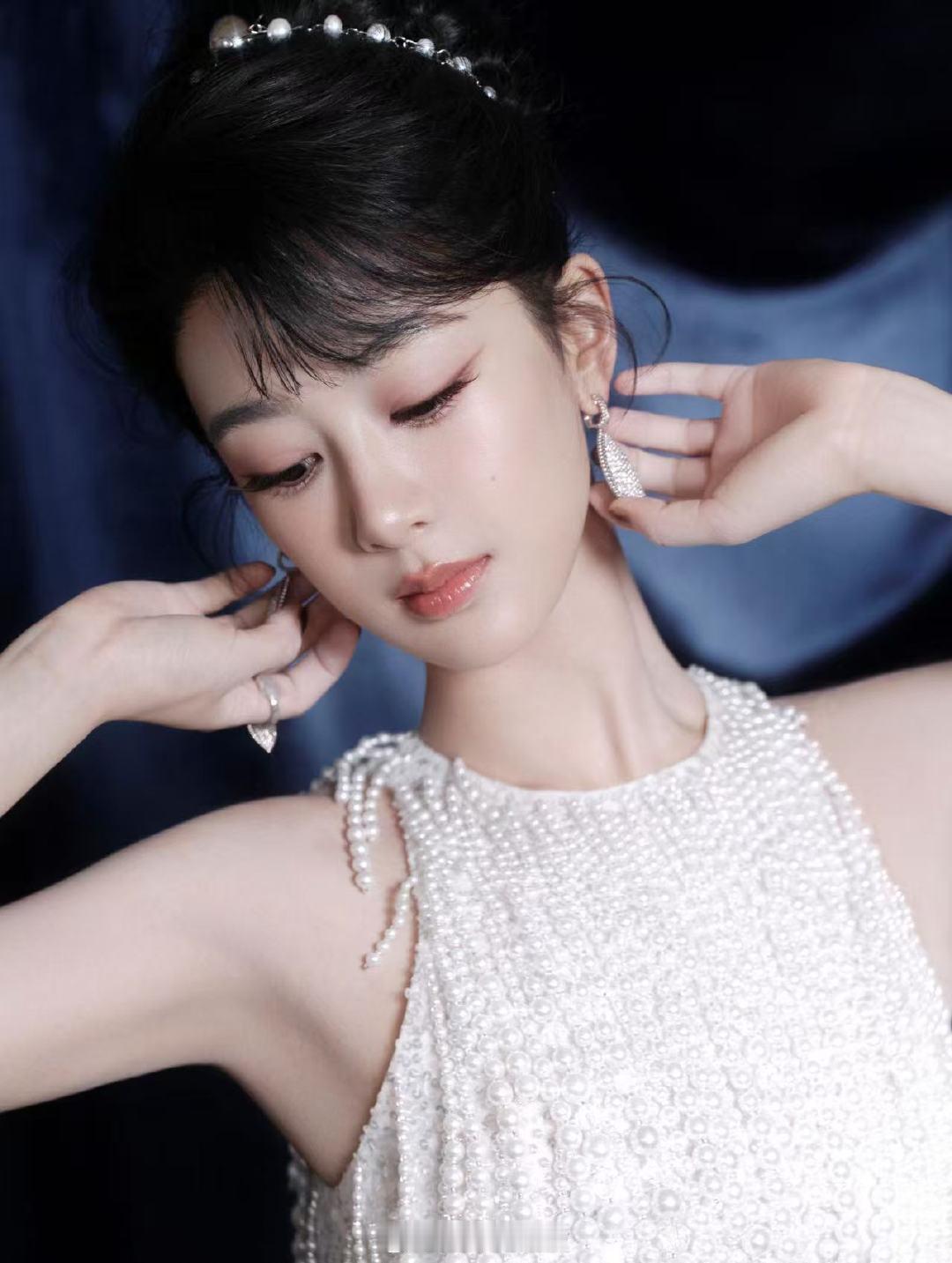 杨紫工作室换新头像杨紫工作室换了新头像哎，很女王了👸！杨紫工作室换了新头像