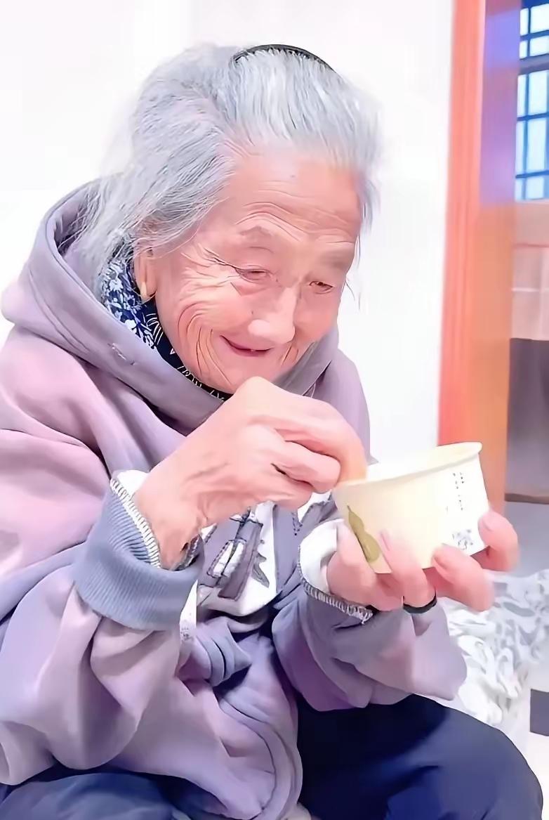 令人唏嘘不已！上海一名92岁老太太在养老院猝然离世。工作人员整理遗物拉开抽屉，存