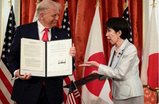 高市早苗亲自签了份让人看不懂的“天价协议”，日本要掏出5500亿美元，实打实砸给