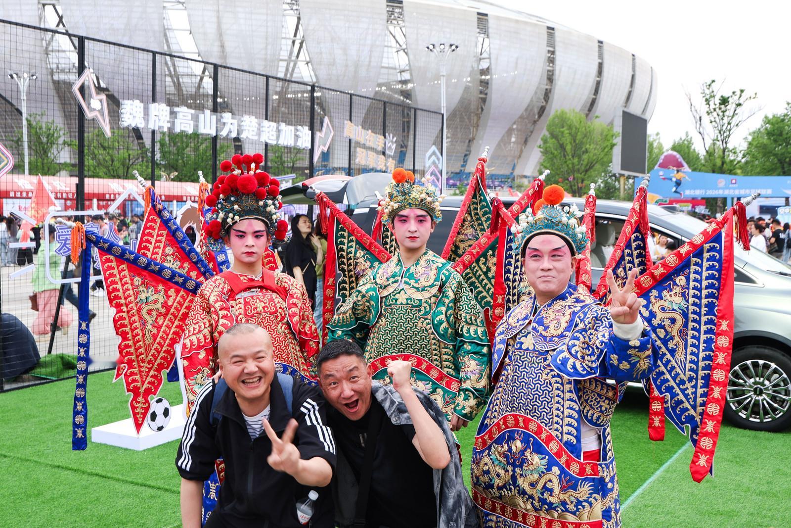 谁是楚超第一显眼包 我先投“楚超的会歌”一票！“17 17在一起，湖北17 Go