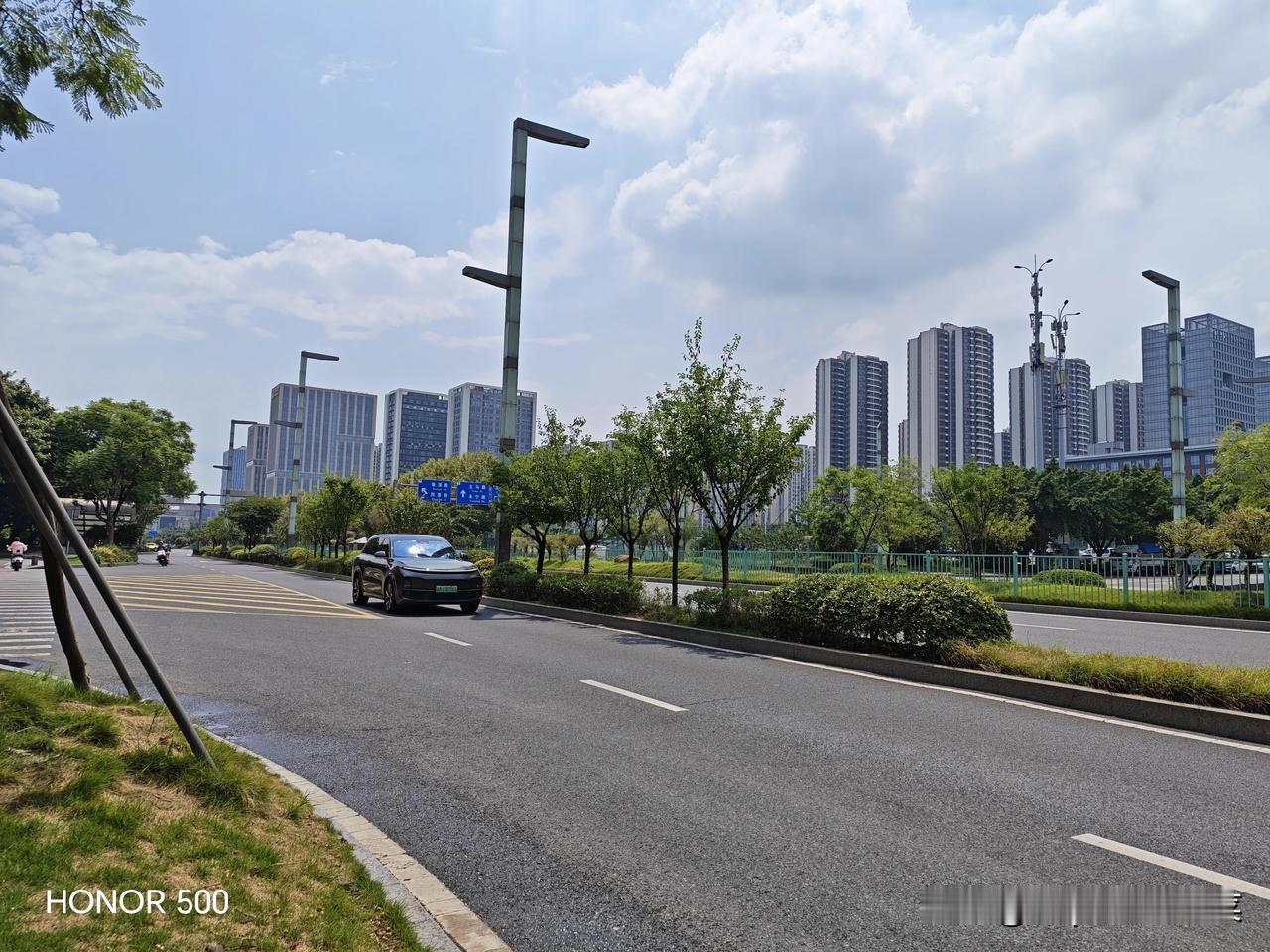 这里车水马龙 🚗 昼夜不息
延伸向远方的梦想 ✨
清晨阳光洒满路面 ☀️
傍晚