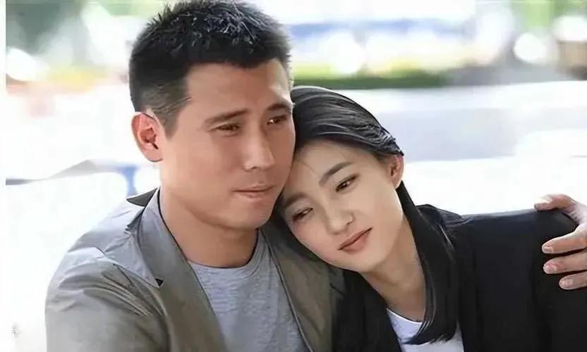 李乃文多年无绯闻，是因为他有一个厉害的老婆。他的老婆杨婷和他是中戏校友，是国内先