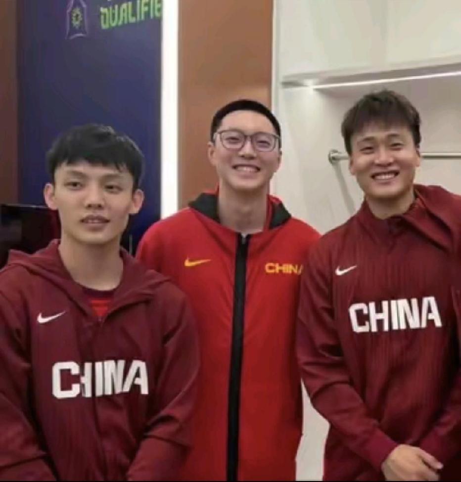 假如昨晚中国男篮后卫线上有赵睿、胡明轩和徐杰这三个球员，还会输球吗？至少能防得住