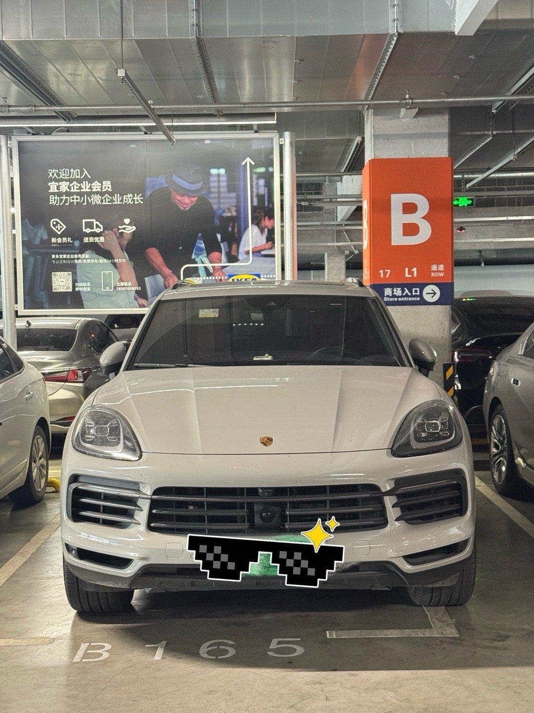 今天去宜家买东西，在地下车库看见一辆超帅的卡宴，努力搬砖动力➕1️⃣ ​​​
