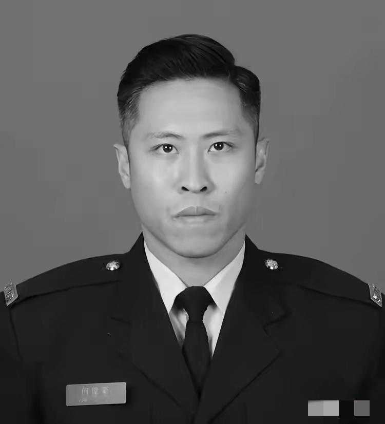 现在全网最难过的人估计就是何伟豪女友了吧，
和她相恋十年的男友，救了别人却抛下了