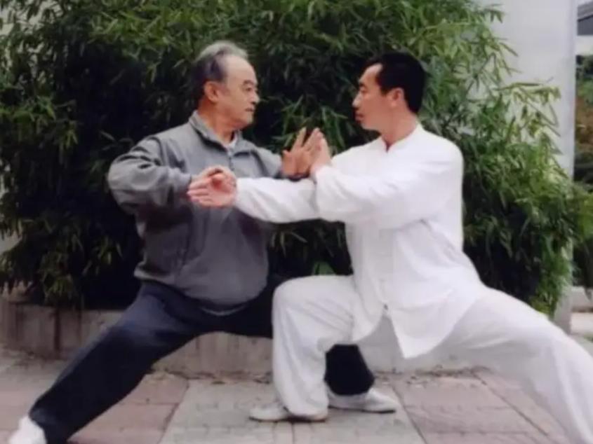 练太极多年没进步？原来少了“丹田悬空”这步







小区太极队的张大爷最近