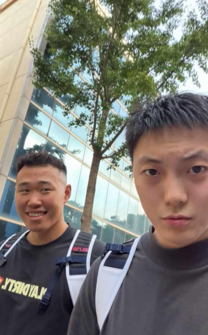 🐯的挑眉也太可爱了吧🤳 大家都要开心哟！
都在Hunter的评论区团建了！