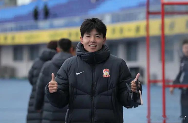 祝贺！中国男足21岁新星正式加盟英超，已签订合同，亚洲杯后官宣中超联赛结束后，现