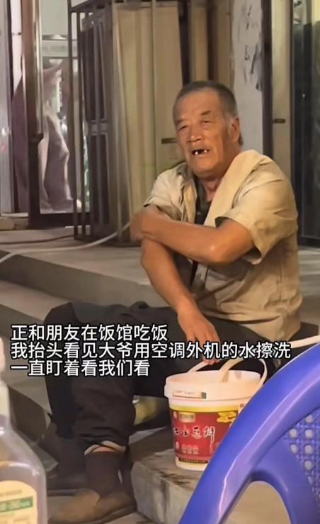 感人！男子和朋友路边吃夜宵时，发现一位拾荒老人一直盯着他们桌上的饺子看，男子看见