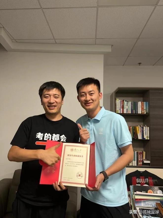 张雪峰公司：危机开始出现了

武亮决策错误！
张雪峰的接班人武亮出来直播，收获的