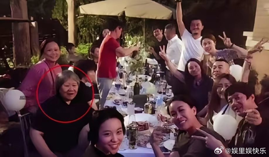 李亚鹏与朋友们聚会时的一幕，那英夫妇、郑钧、刘云夫妇、陈健斌、蒋勤勤夫妇、窦靖童