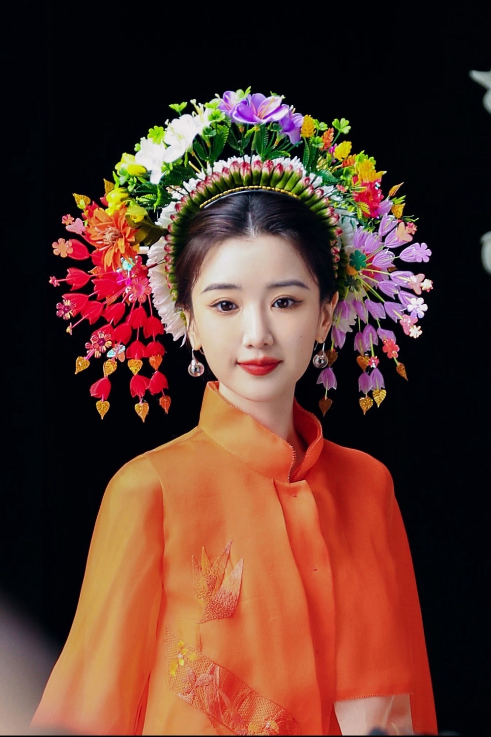 刘亦菲    2025年VOGUE盛典上的“满天星簪花”，以十元花材结合非遗工艺