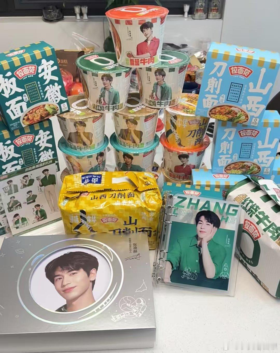 张凌赫的理想型泡面张凌赫代言拉面范  点开拉面范与张凌赫的合作视频，瞬间被满屏的