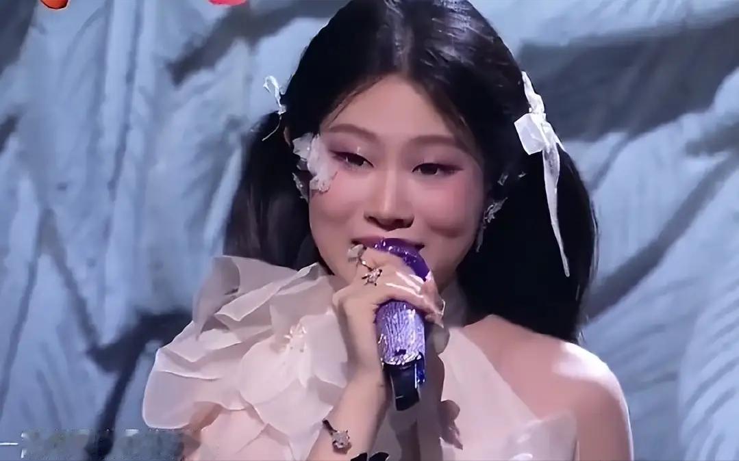跨年晚会沈佳润和毛不易合唱《不染》，小姑娘首登大直播舞台紧张到抢拍、跑调，高音抖