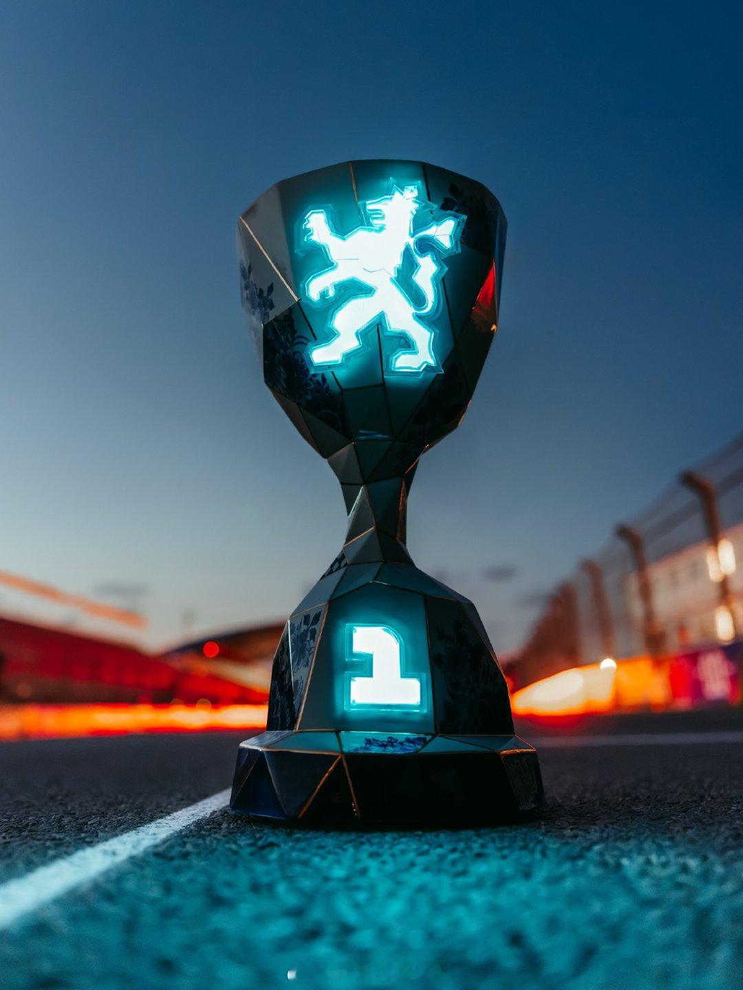 荷兰大奖赛奖杯正式亮相！🦁🏆周日，谁将把它收入囊中？👀F12026F1荷兰