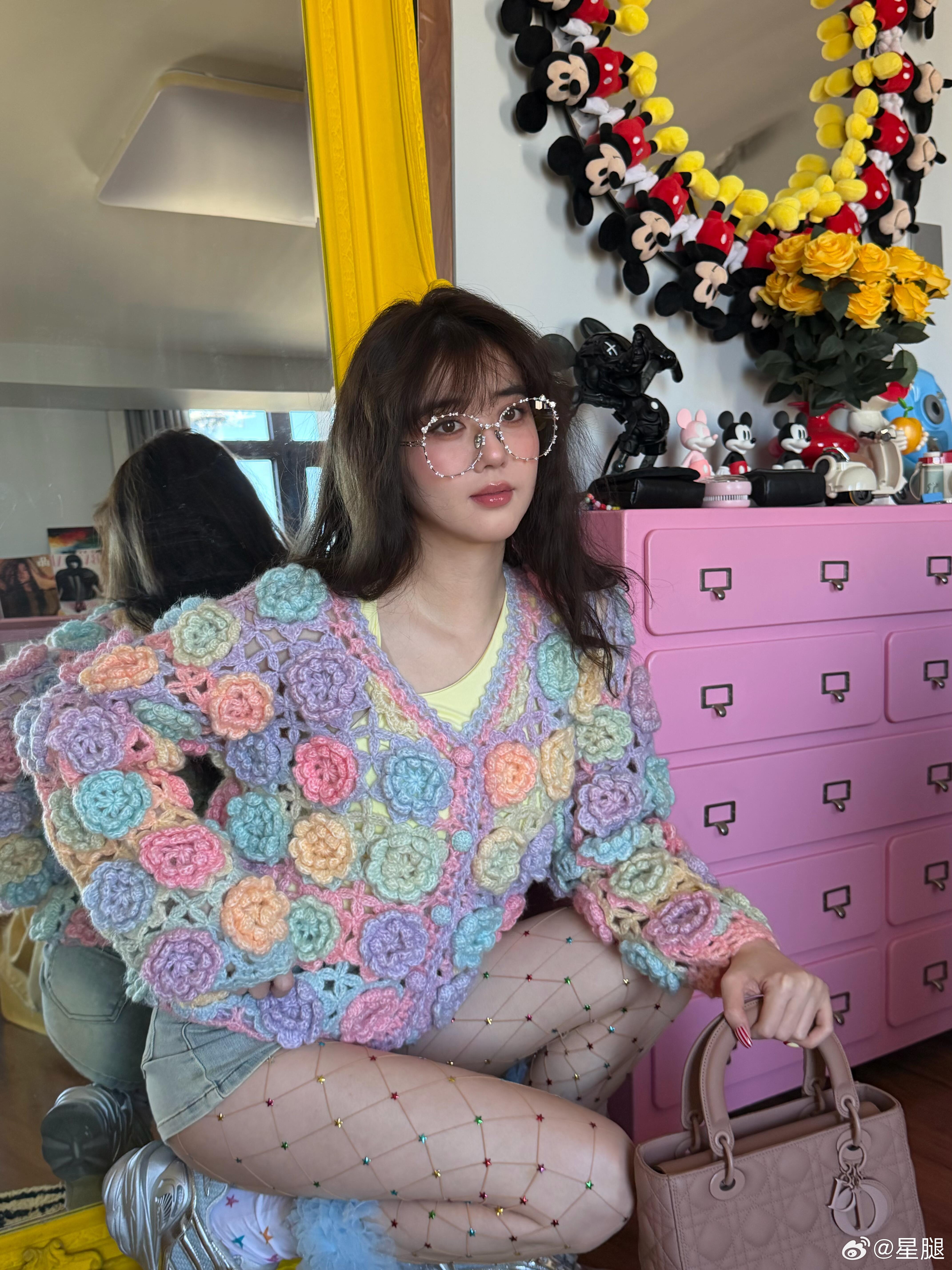 李凯馨 🧡 多巴胺穿搭，网袜辣妹 