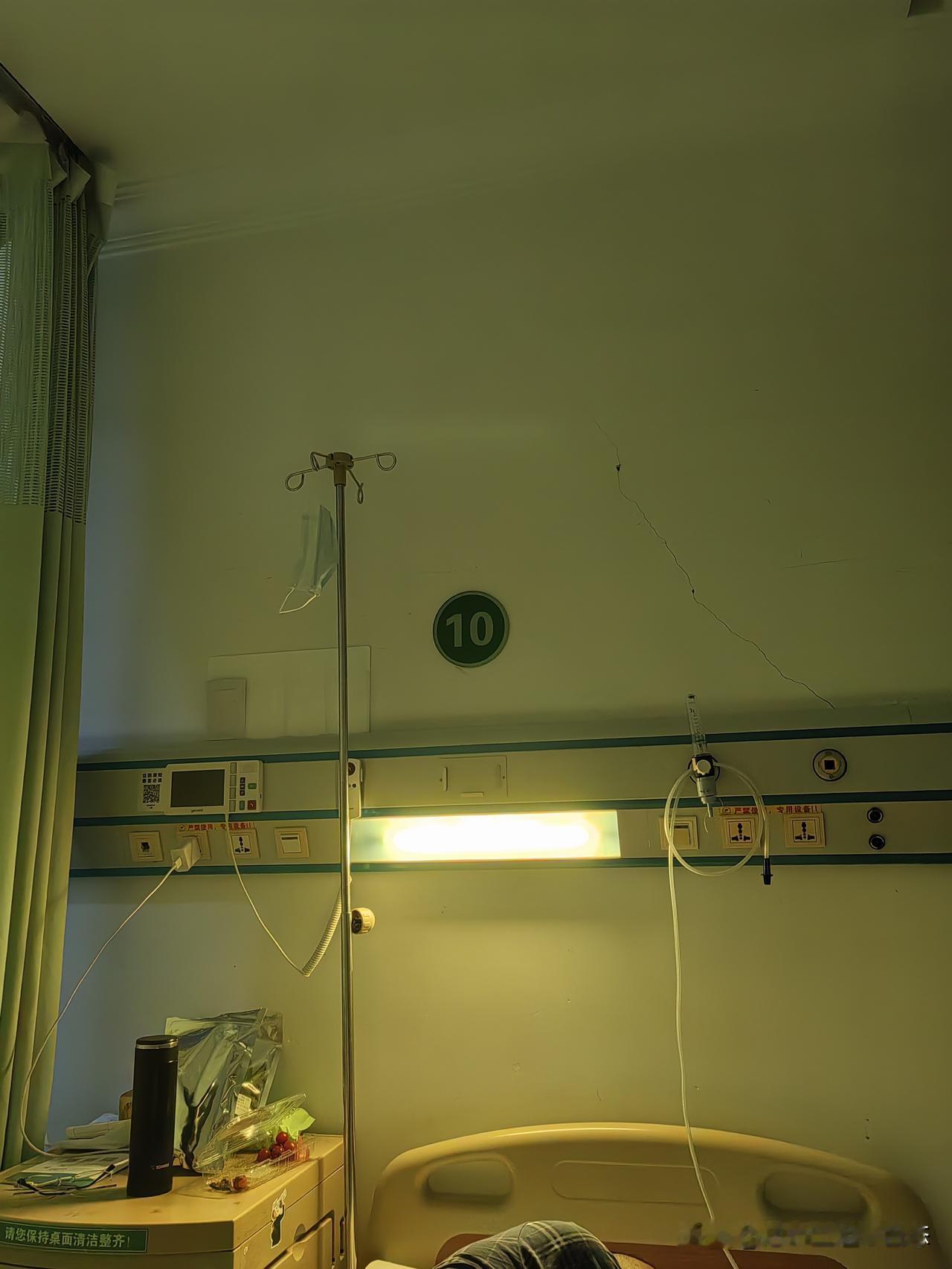 人老了，就只能毫无尊严地活着吗？这几日在医院，我目睹了太多患者的状况。由于医院床