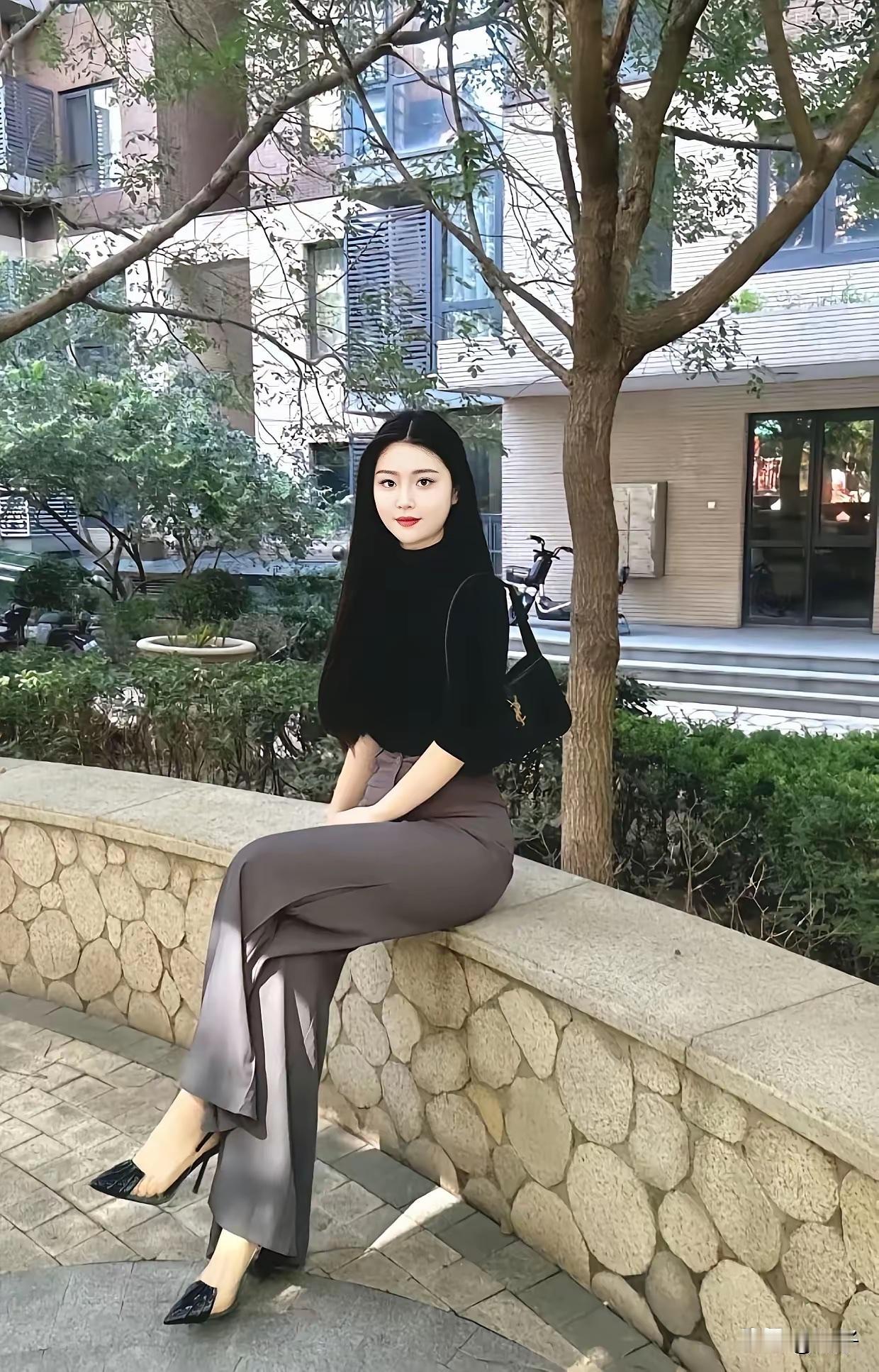 优雅都市风，黑色上衣搭配灰色长裤，时尚又舒适。